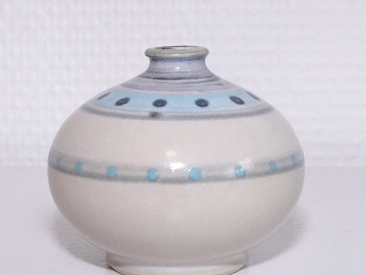 Billede 7 - Miniature vase i stentøj - Signeret