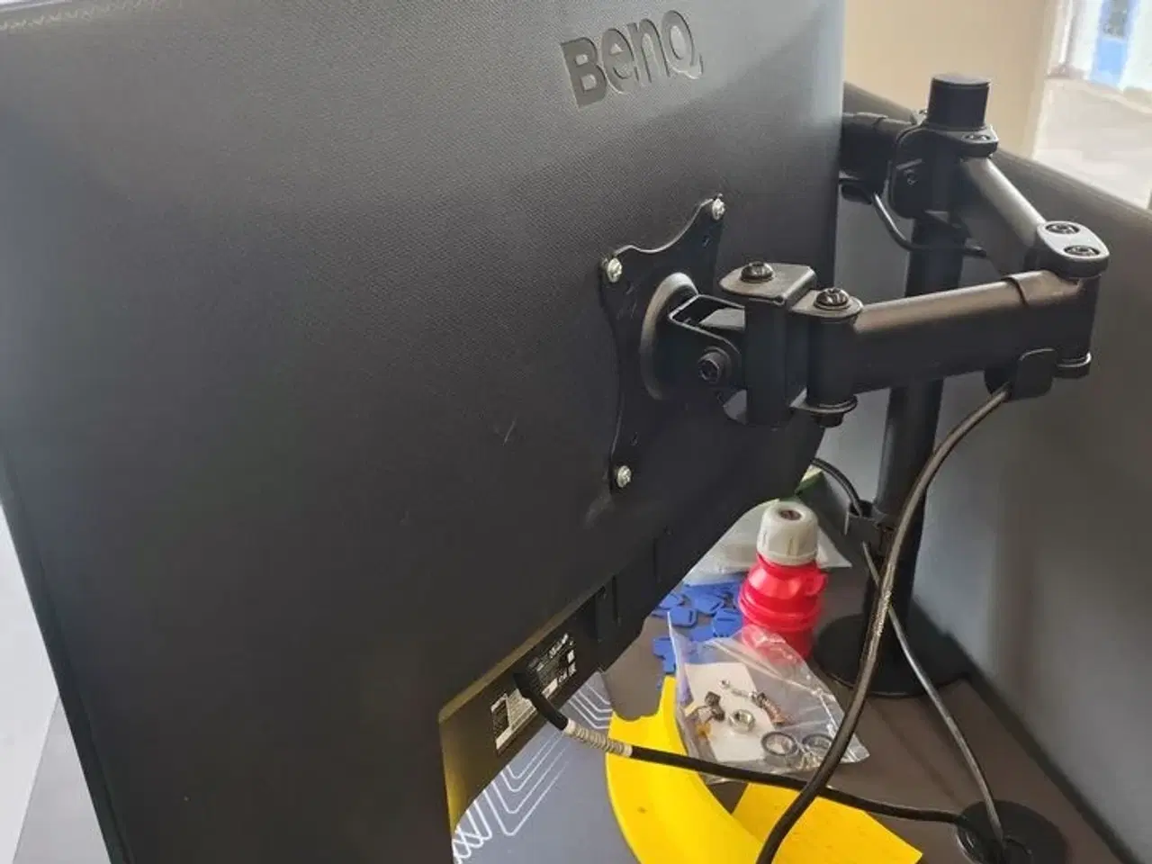 Billede 3 - To Benq skærme på stativ 27"