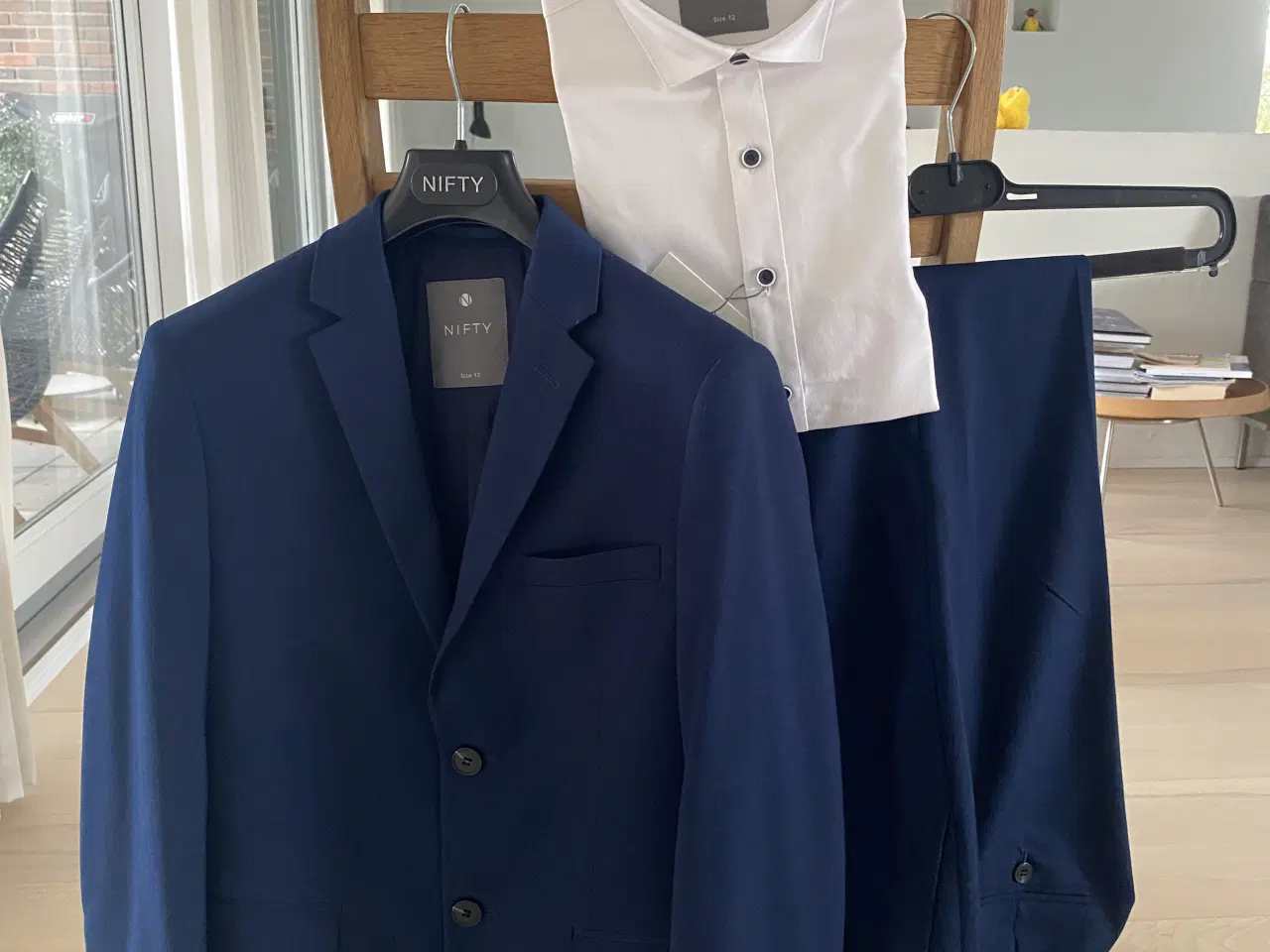 Billede 1 - Konfirmationstøj Nifty mørkeblåt Str 12
