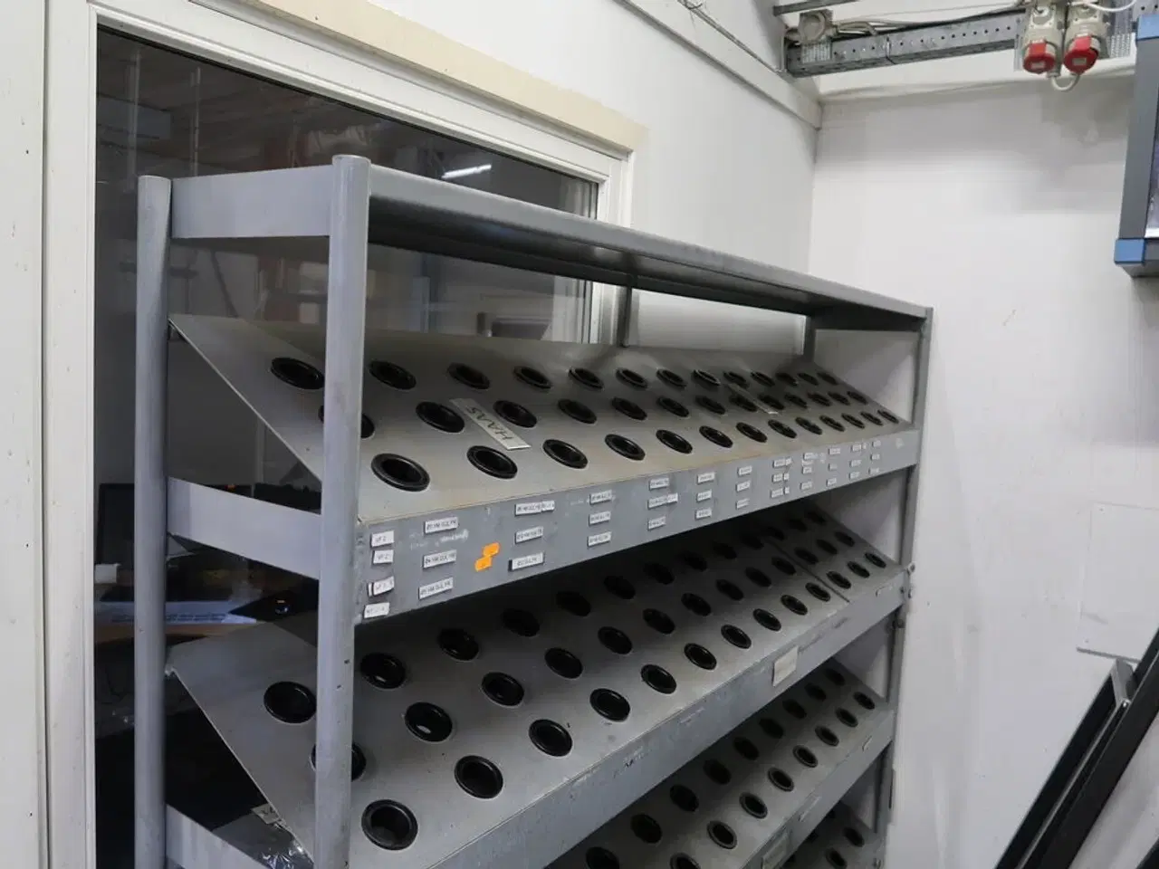 Billede 2 - Reol med div. Holdere til værktøj