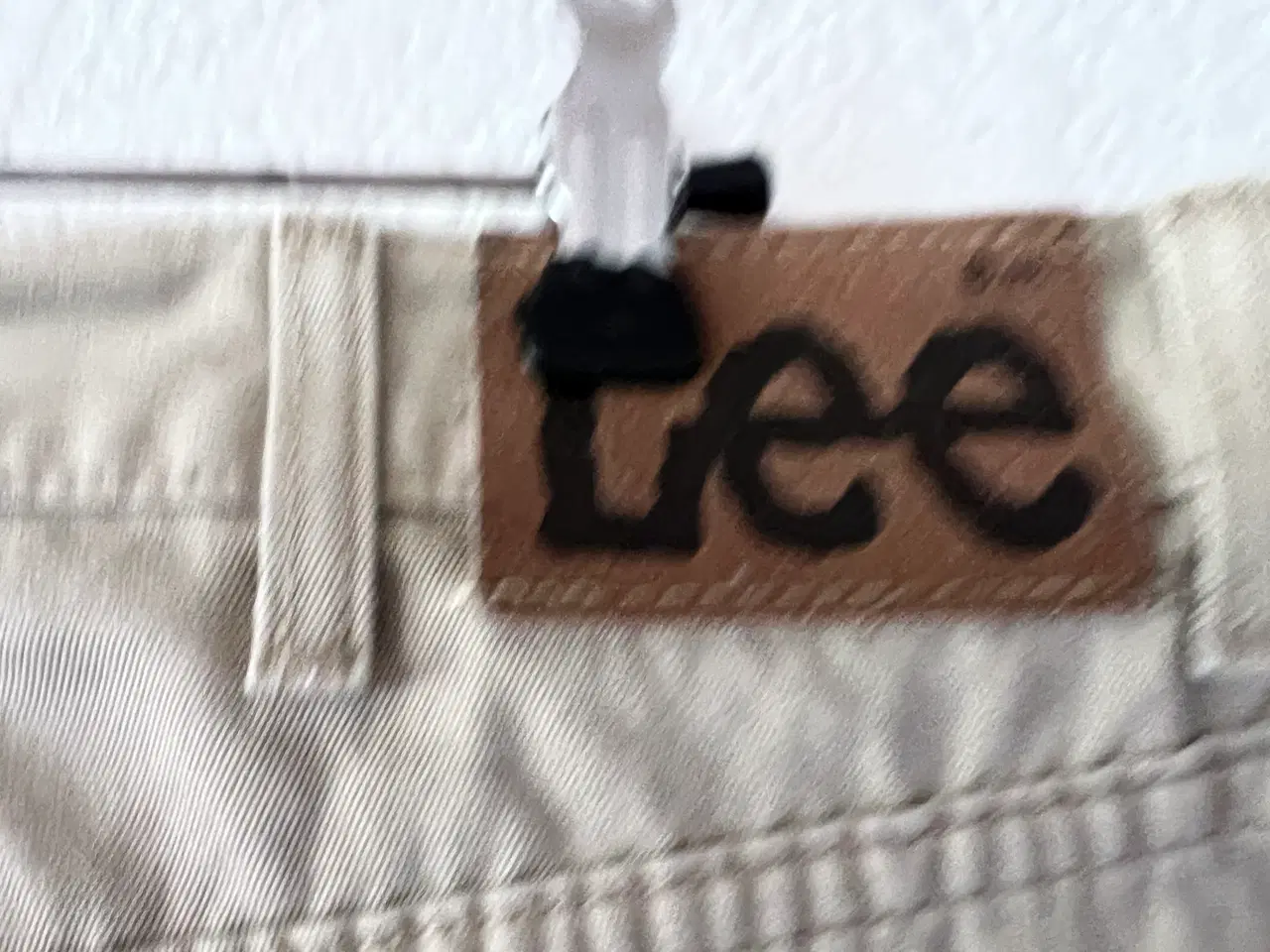 Billede 8 - Sandfarvet Jeans fra Lee. (Størrelse: W40/L32)