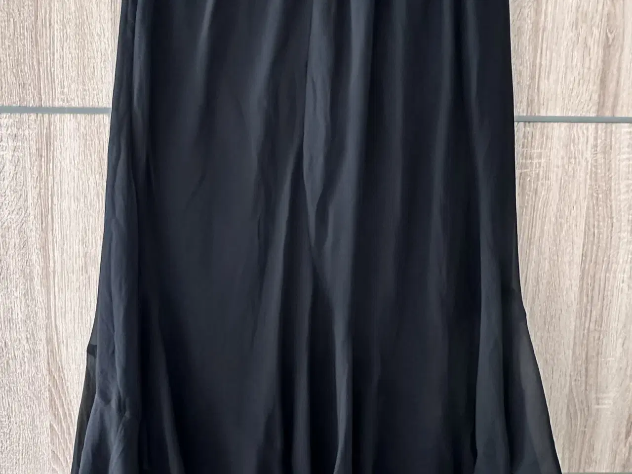Billede 2 - Sort elegant nederdel med fine detaljer str. xxl