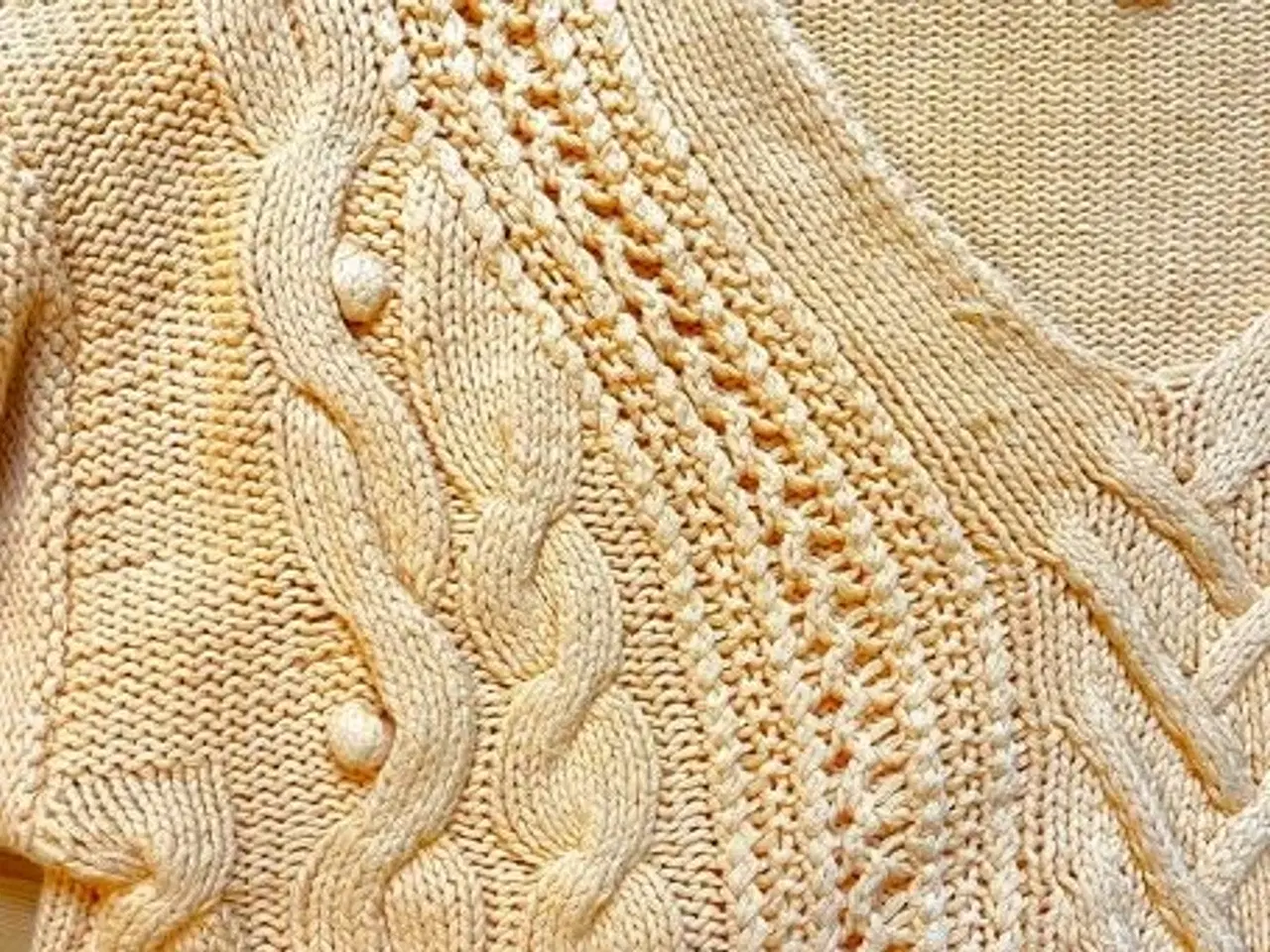 Billede 2 - Ferskenfarvet sweater med snoninger fra Estelle