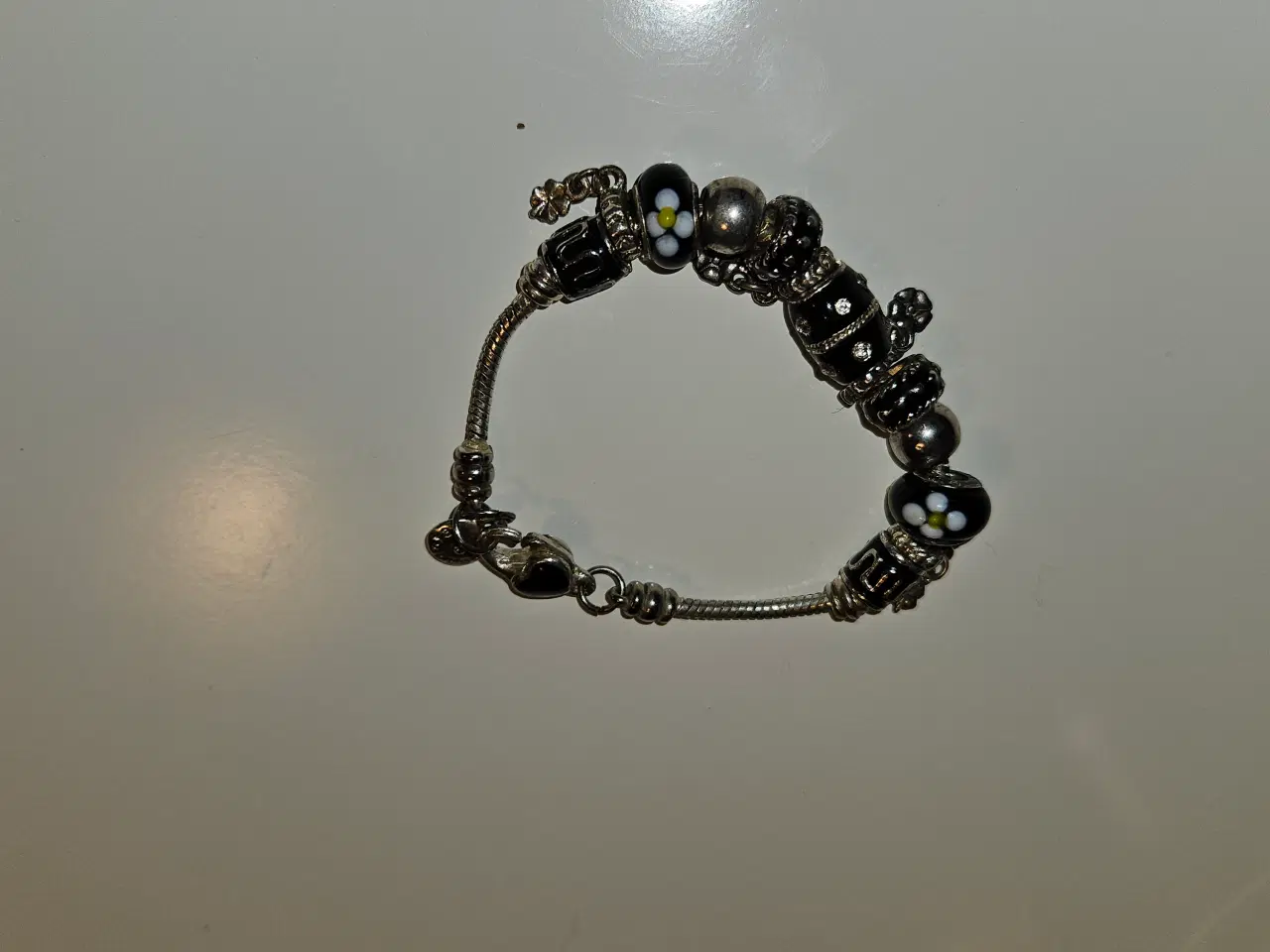 Billede 2 - Pandora armbånd med 13 charms