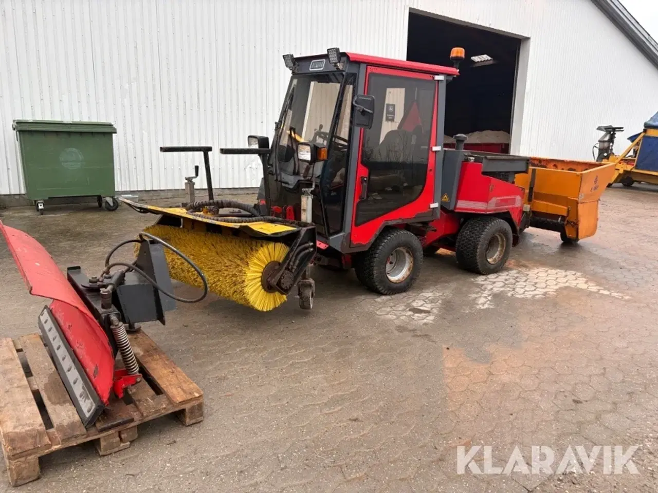 Billede 1 - Redskabsbærer Nimos Dm-trac 204 comfort med fejekost, saltspreder og sneblad