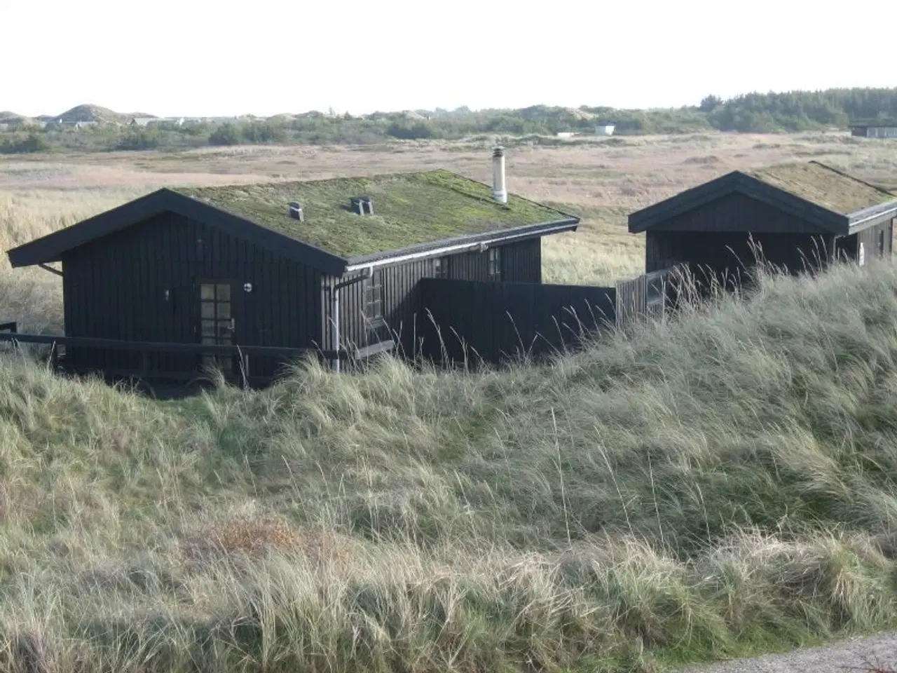 Billede 1 - Pragtfuldt beliggende sommerhus i R�dhus - kun 100 meter fra havet