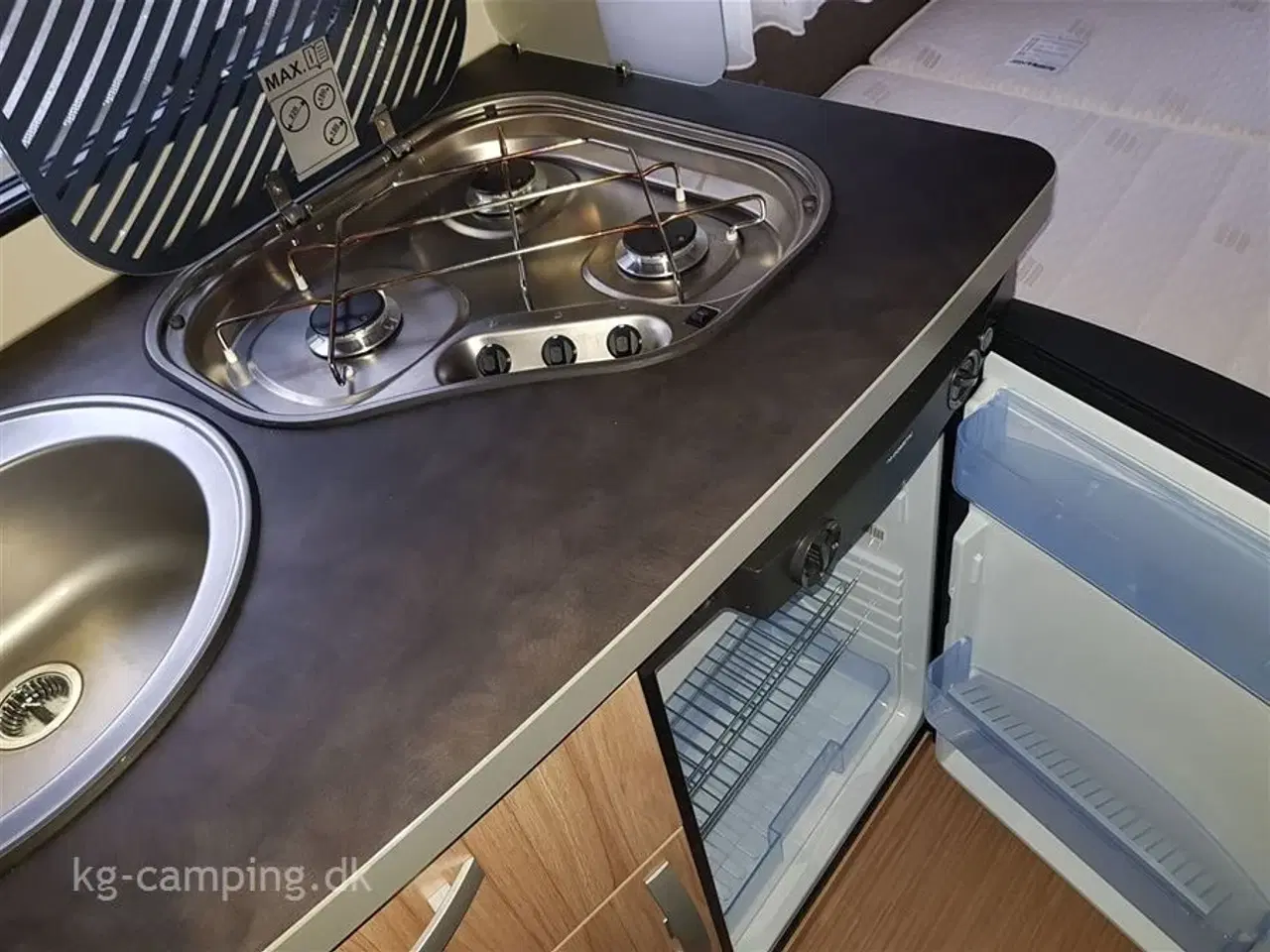 Billede 8 - 2021 - Eriba FEELING 425   Super velholdt hævetagsvogn med høj lasteevne og monteret med XT mover og Thule markise.