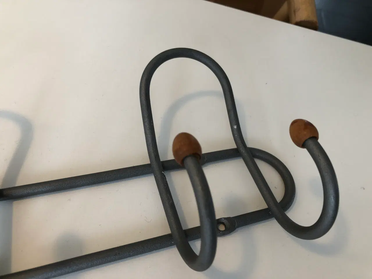 Billede 5 - Knagerække i metal, med "træ-dutter"