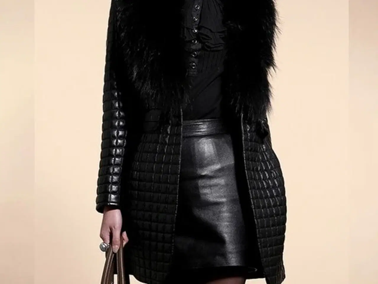 Billede 1 - Frakke i imiteret skind,m. pelskrave.FF