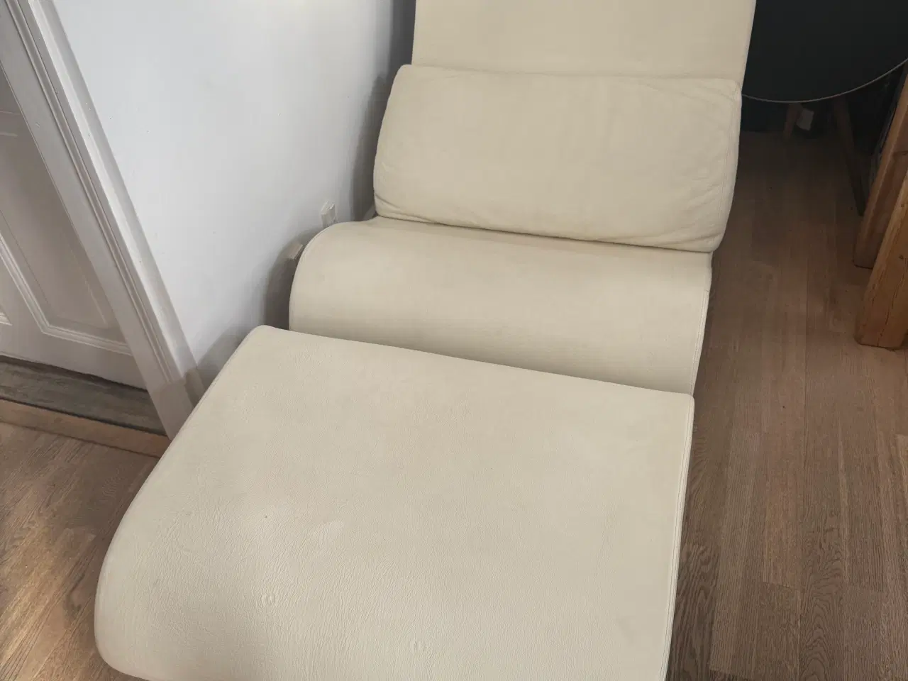 Billede 5 - signeret Jørn Utzon Aurora Loungestol.  I hvid læd