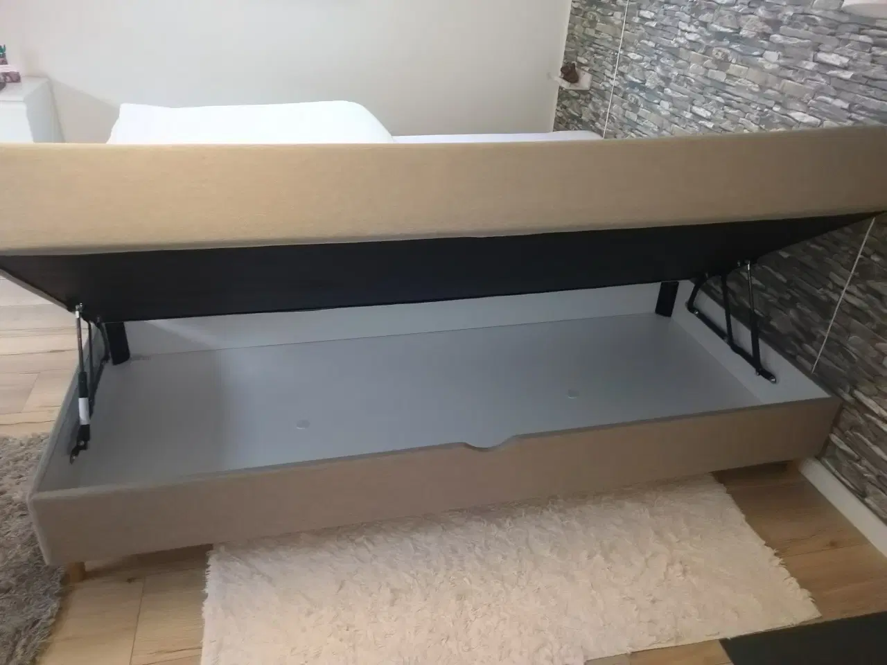 Billede 4 - 3 stk. Viva Lux SENGE m/magasin 90x210 - som nye!