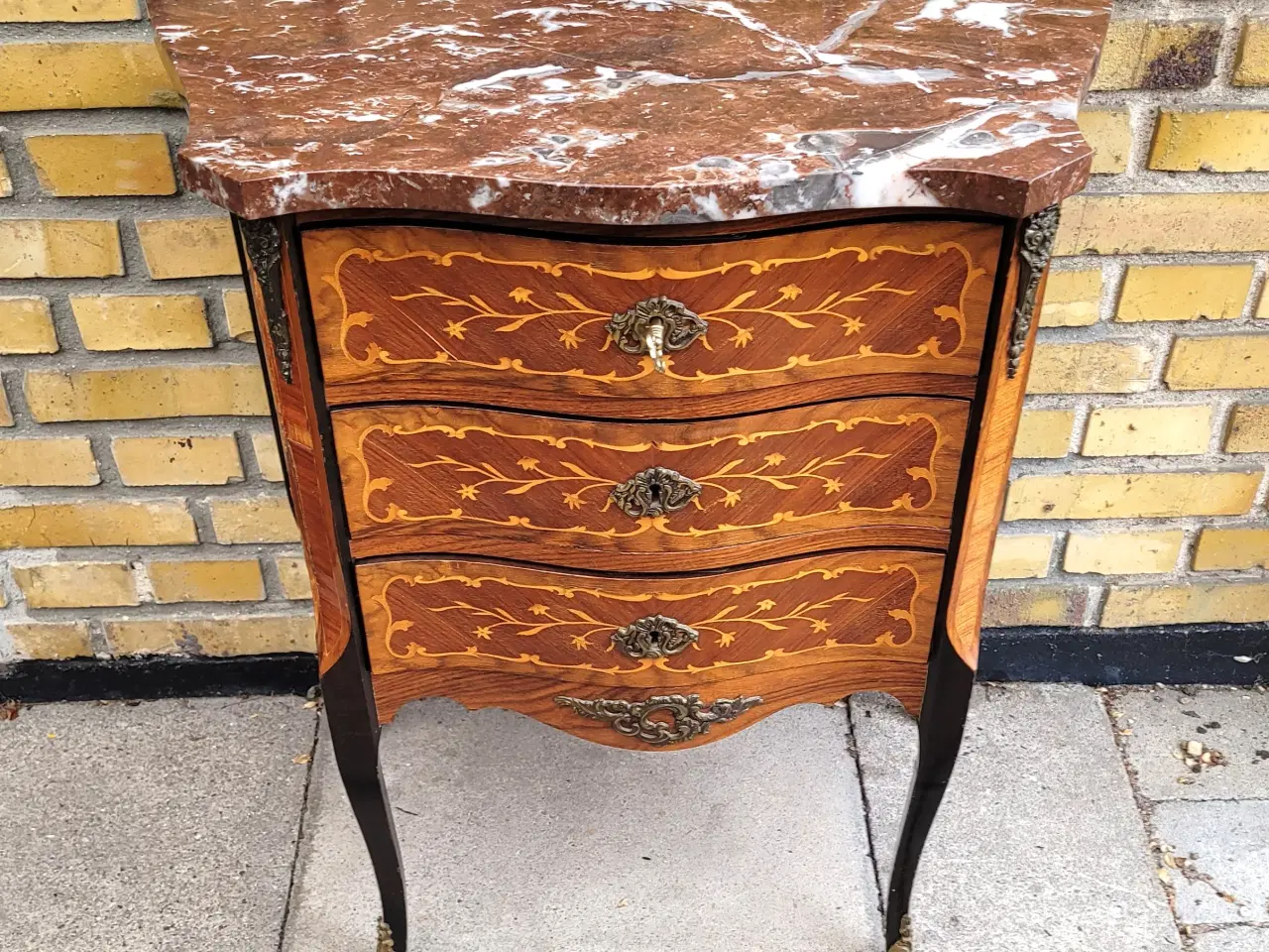 Billede 1 - Lille "antik" kommode med 3 skuffer og marmorplade