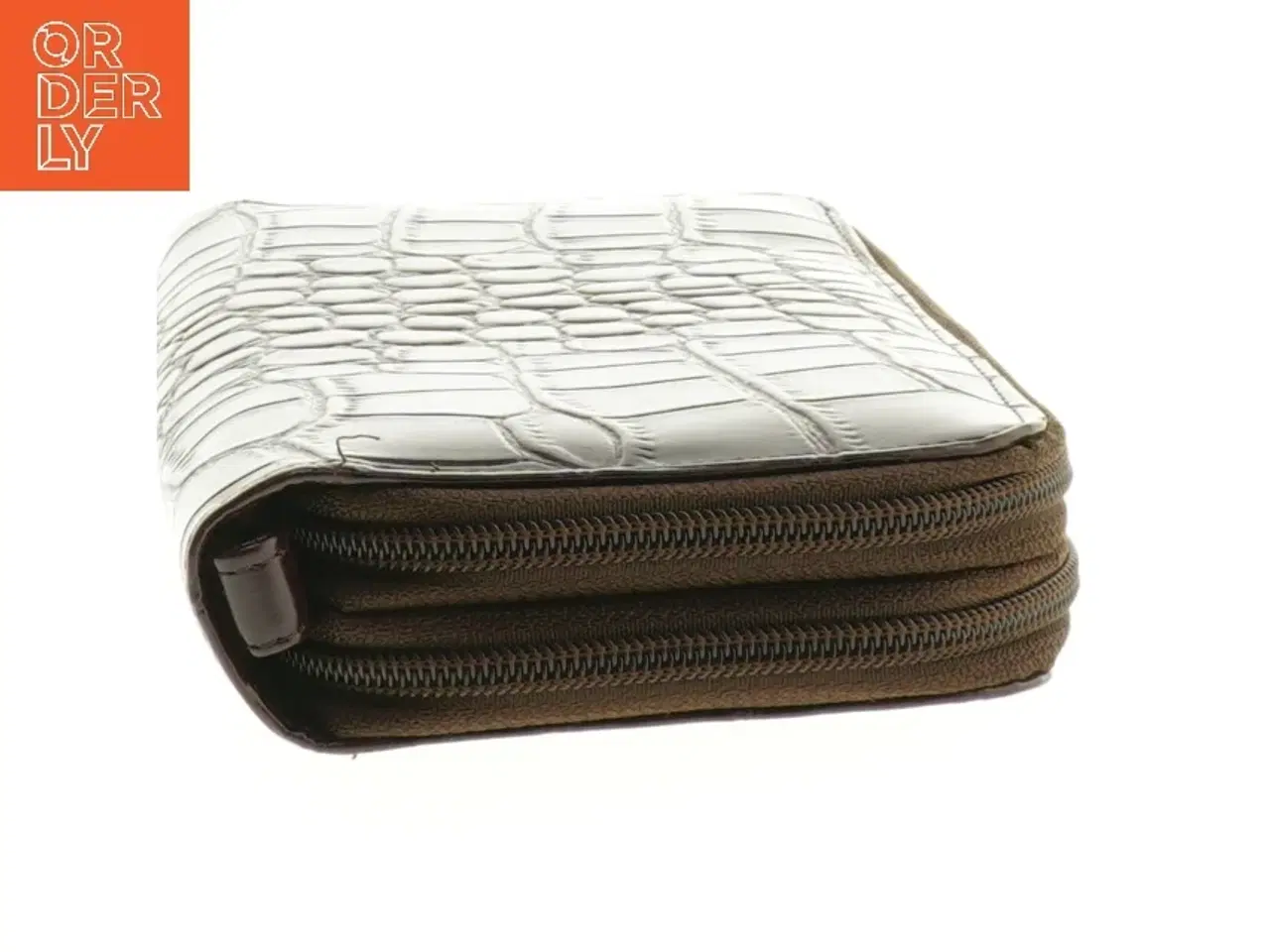 Billede 2 - Brun krokodillepræget pung fra Lacoste (str. 21 x. 12 cm)