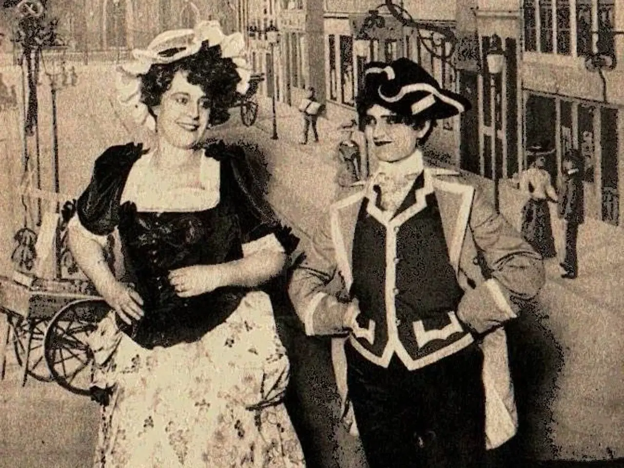 Billede 1 - Frk. Holllenborg og Frk. Ida Kjær - Sommerrevuen 1907 - Stender 11248 - Brugt