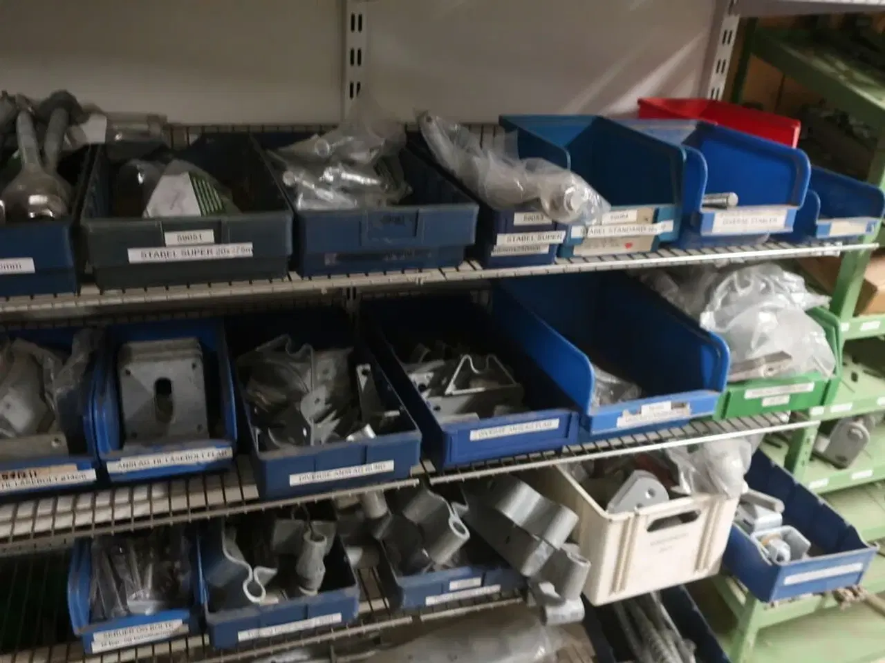 Billede 9 - 4+1 fag reoler inkl. indhold (hegnstilbehør m.v.) (se billeder)