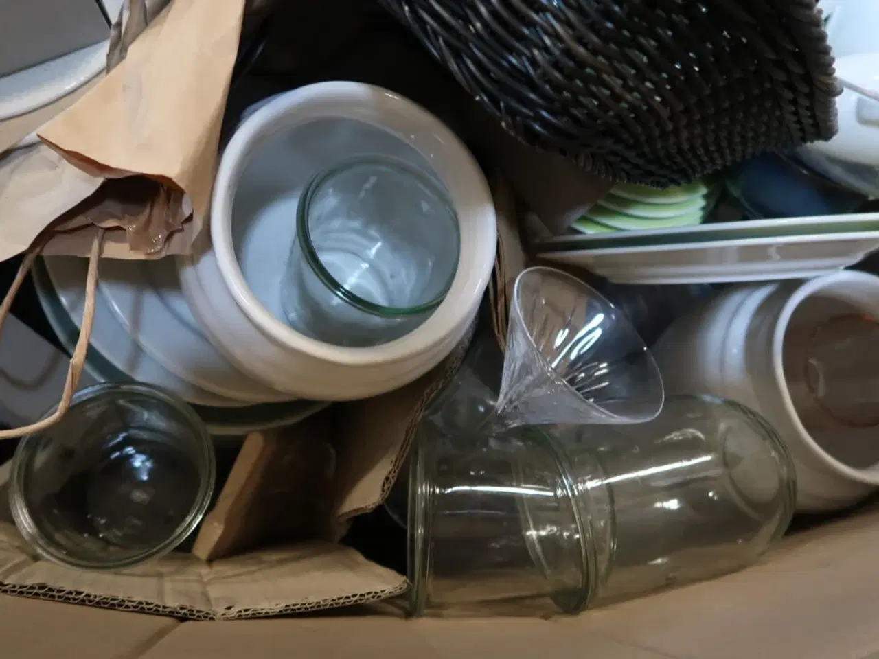 Billede 5 - Palle med tallerkener, skåle, glas, fade m.m.