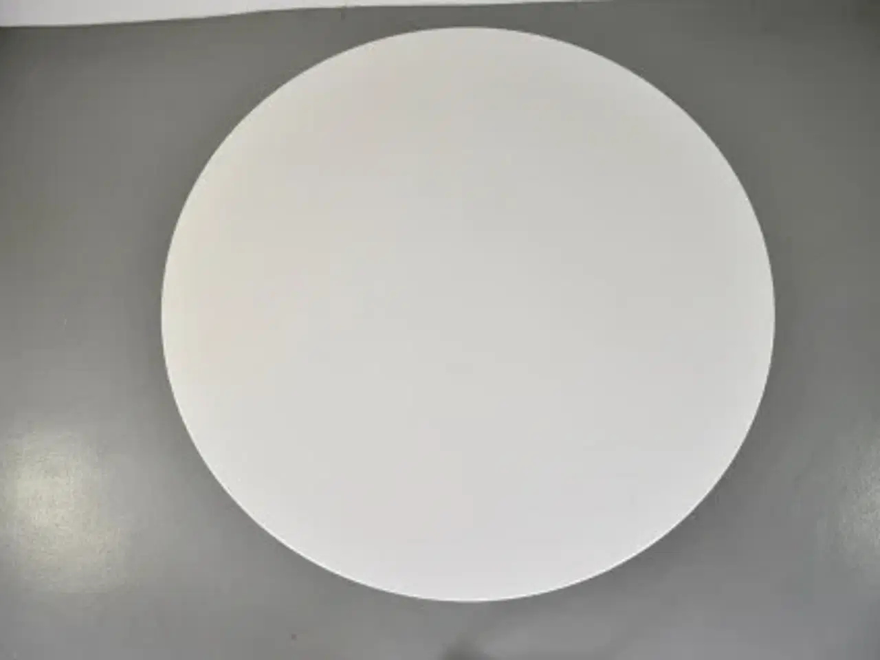 Billede 2 - Rundt montana mødebord med hvid plade og hvidt stel