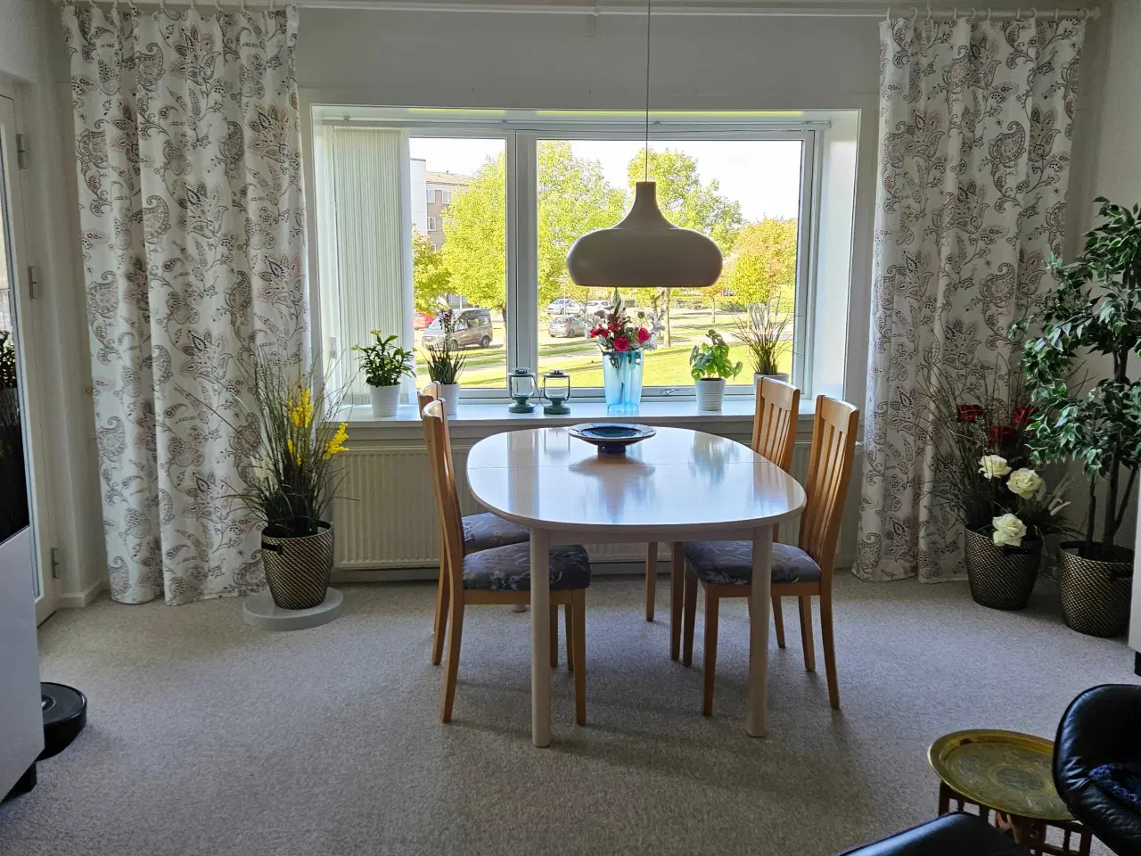 Billede 3 - Spisebord med 6 stole og nyt betræk. 