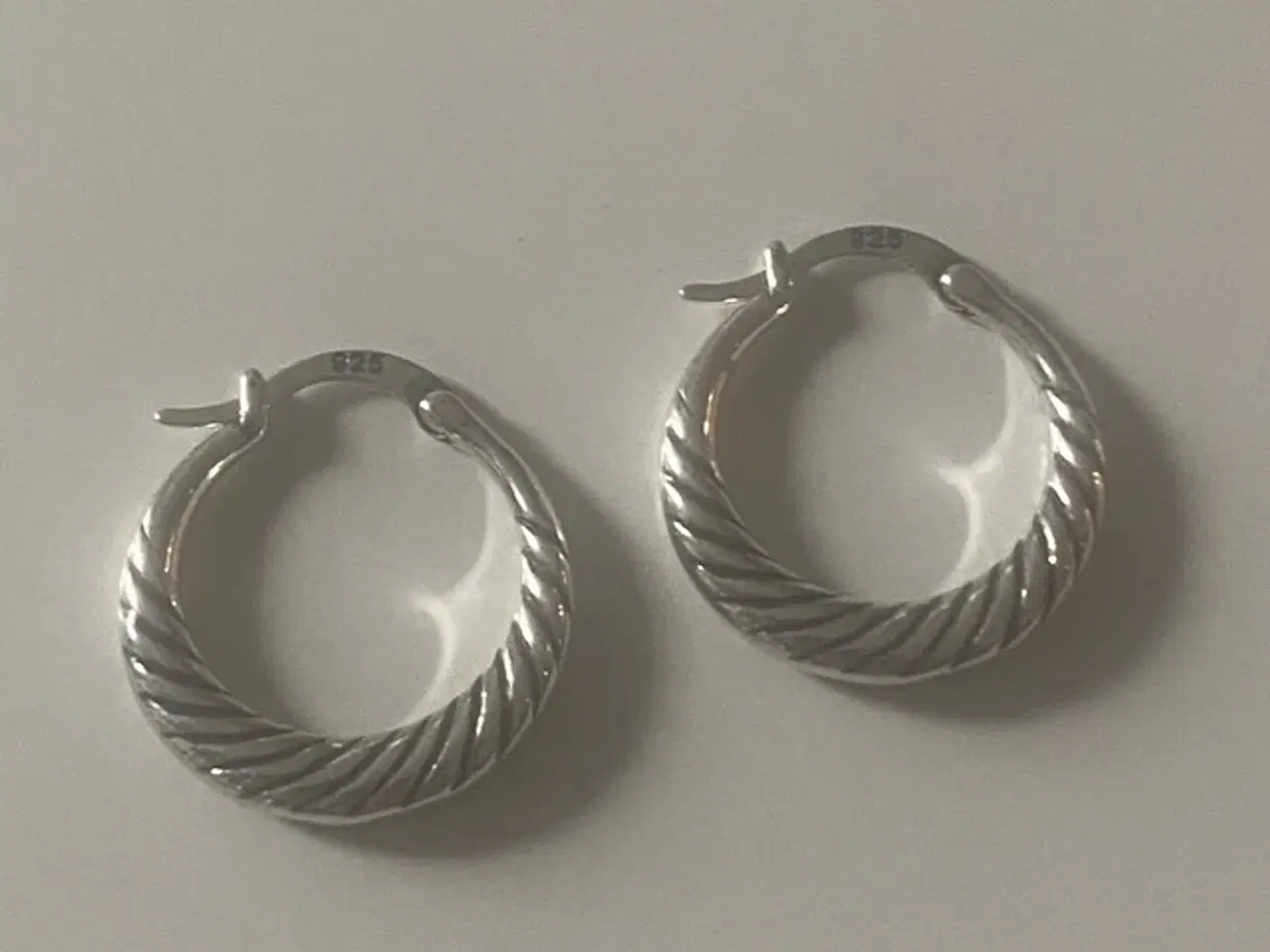 Billede 1 - * Sterlingsølv; Smukke hoop-øreringe