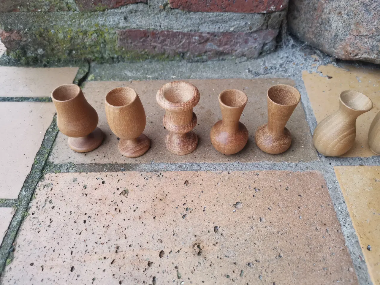 Billede 2 - Krus og Vaser i træ og 1 i keramik