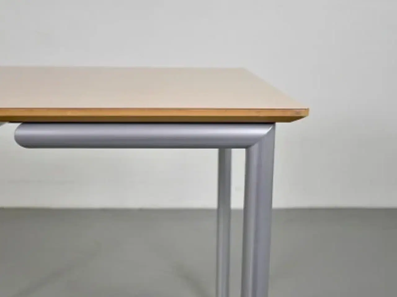 Billede 8 - Randers radius kantinebord med birkelaminat og stoleophæng