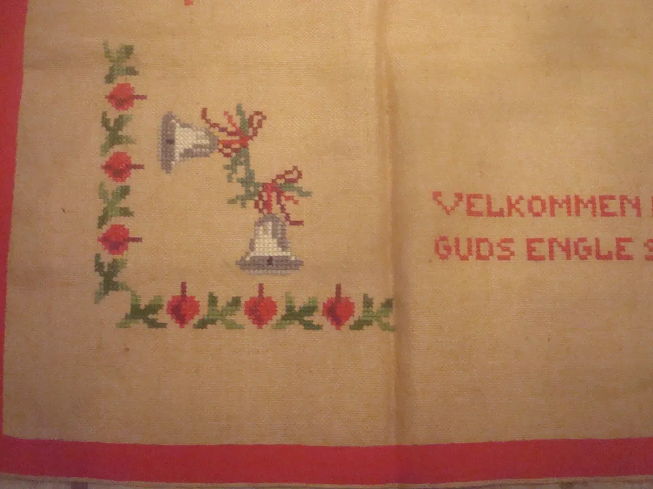 Billede 2 - JULETRÆSTÆPPE håndbroderet m/engle, julesalme-teks