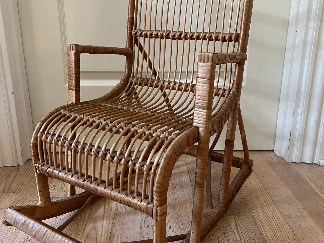 Billede 1 - Smuk retro børne gyngestol i rå rattan 