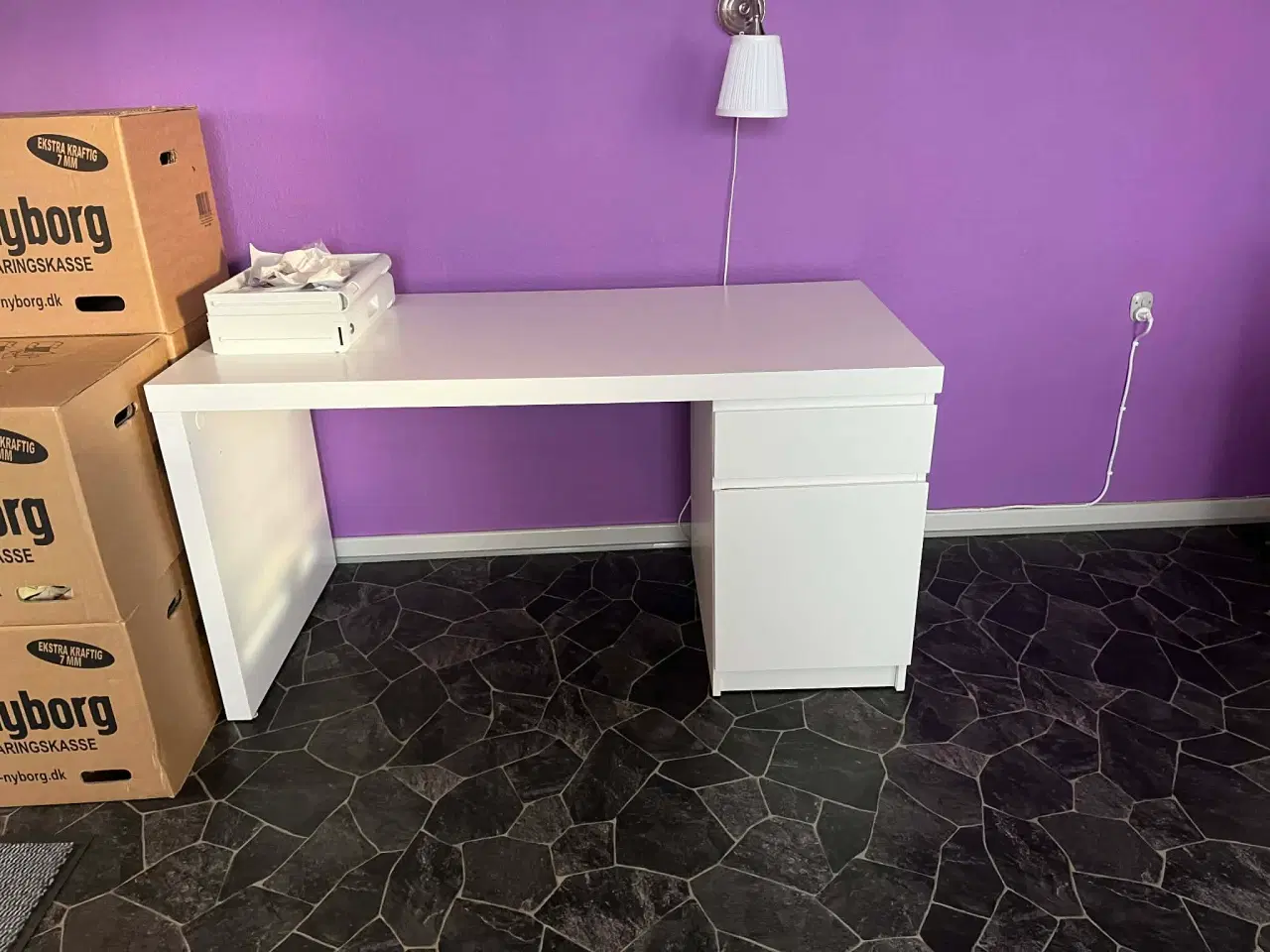 Billede 1 - Hvis skrivebord med skuffe og skab