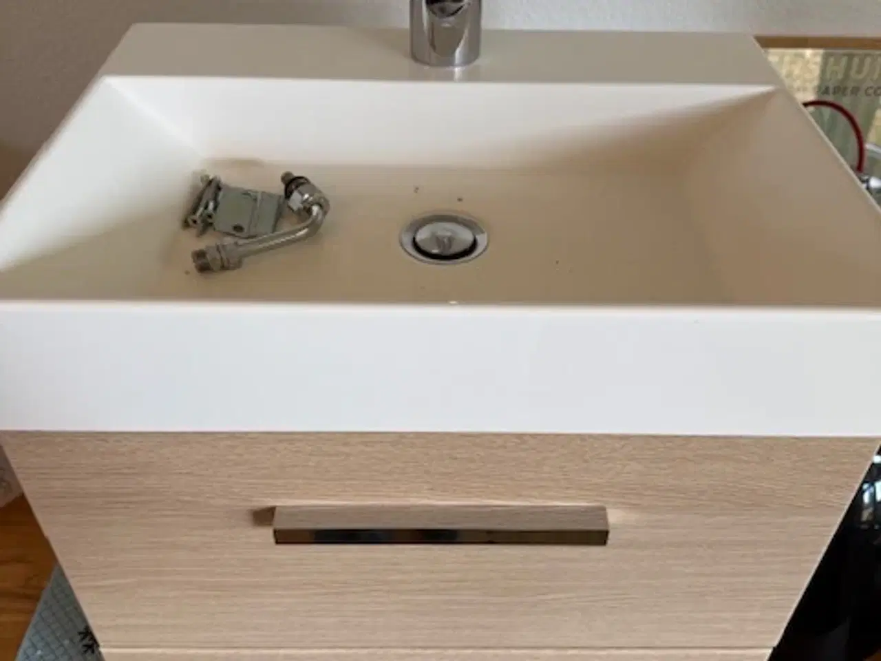 Billede 1 - Badmøbel med vask, Grohe armatur og 2 skuffer