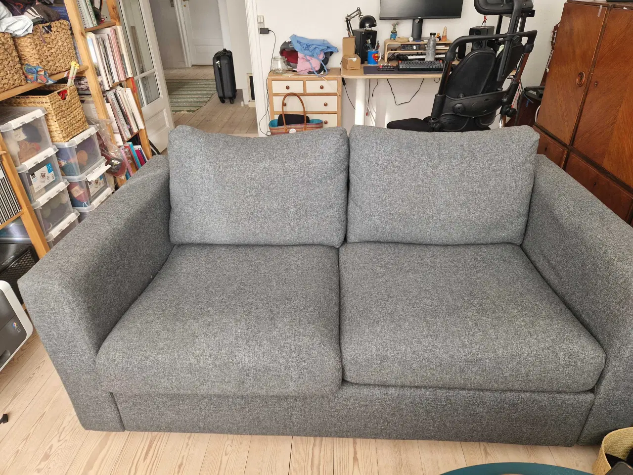 Billede 1 - Grå  to-personers sofa