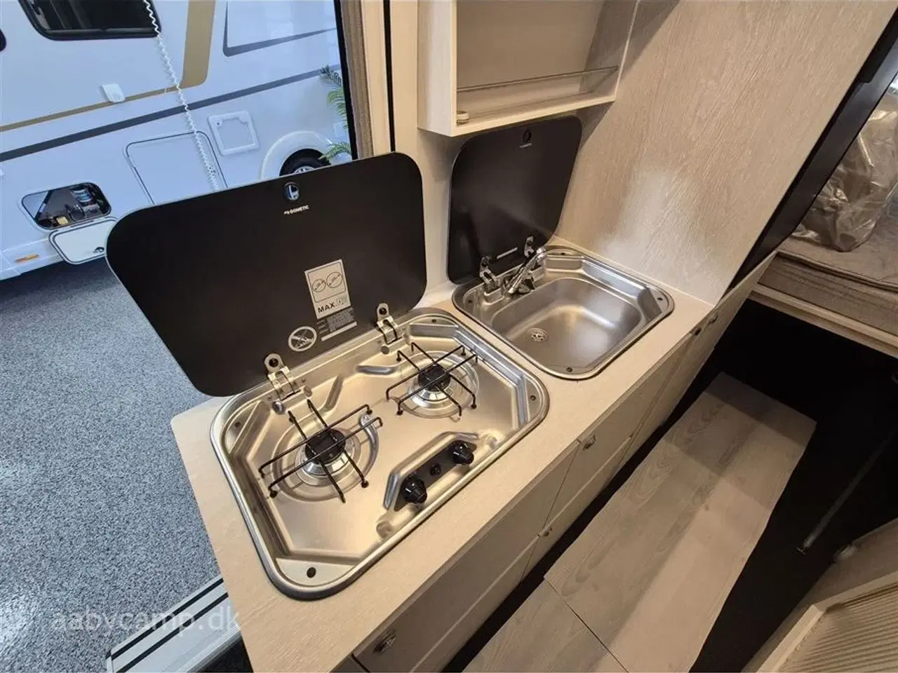 Billede 15 - 2023 - Tourne 6.0   solcelle. 200 Ah lithium Batteri. 2000w Inverter. kompressor køleskab. Elektrisk gulvvarme. Webasto Dieselfyr. Anhængertræk. udvendig bruser. Kun 43,000 km!!!