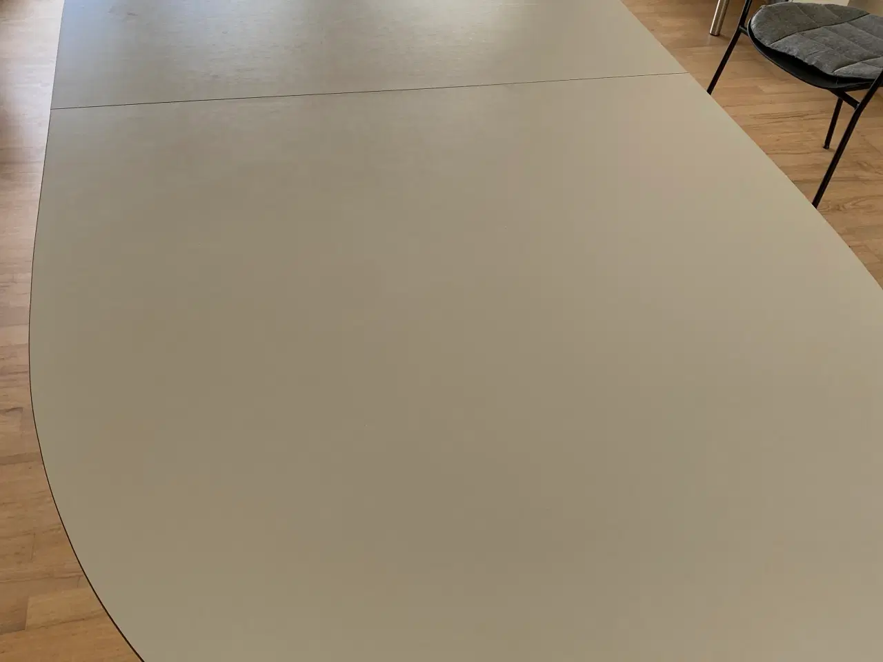 Billede 2 - Hvidt ovalt spisebord med 2 tillægsplader 