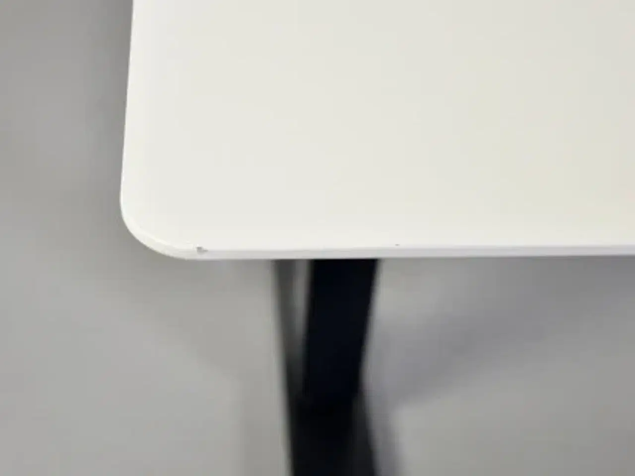 Billede 10 - Hæve-/sænkebord med hvid plade, med mavebue og penneskuffe