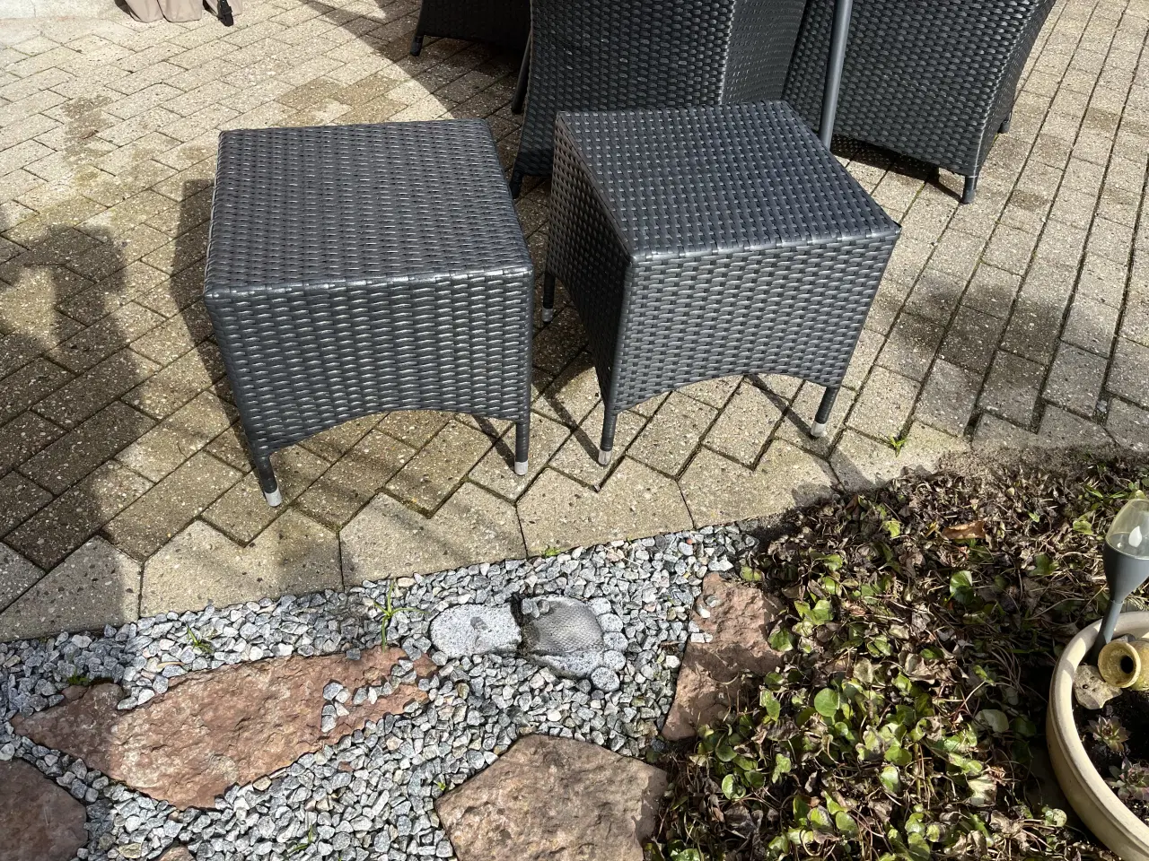 Billede 4 - Pænt velholdt Havebord med 4 stole og 2 skamler