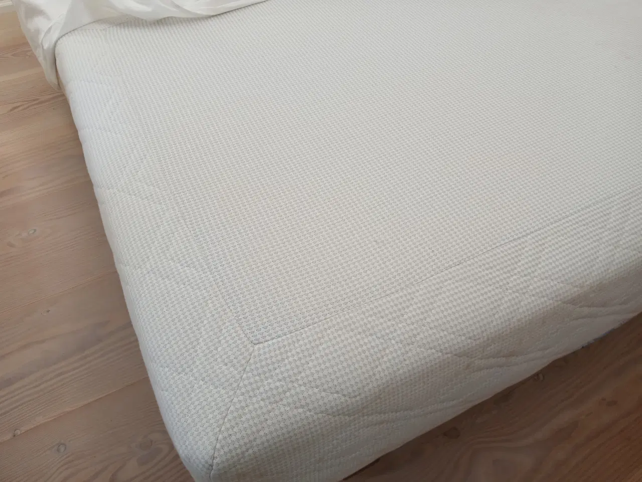 Billede 4 - Boxmadras med sengegavl