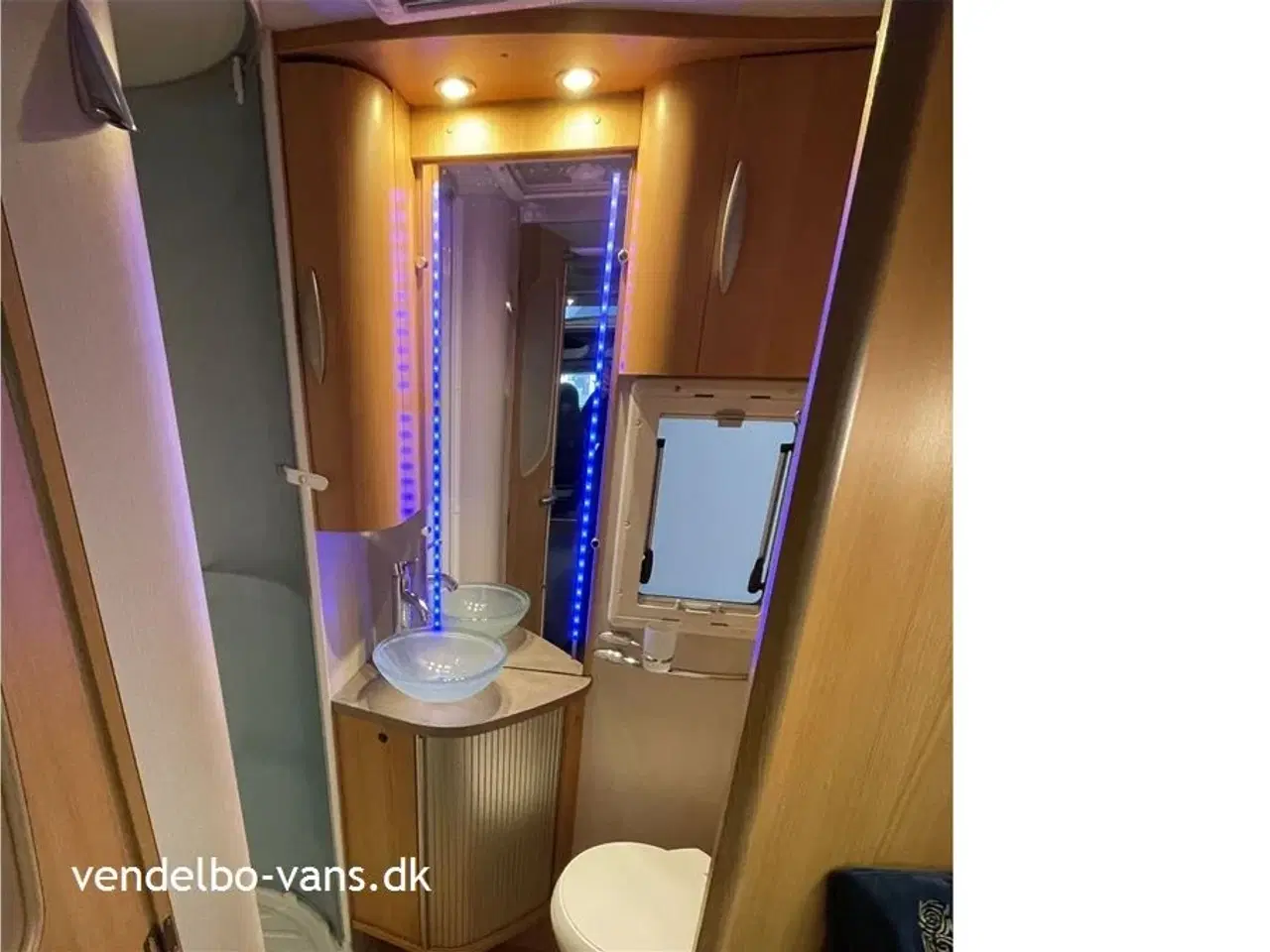 Billede 11 - 2008 - Chausson Allegro 96   Enkelsenge i lav (sidde) højde og toilet og bad i bagenden