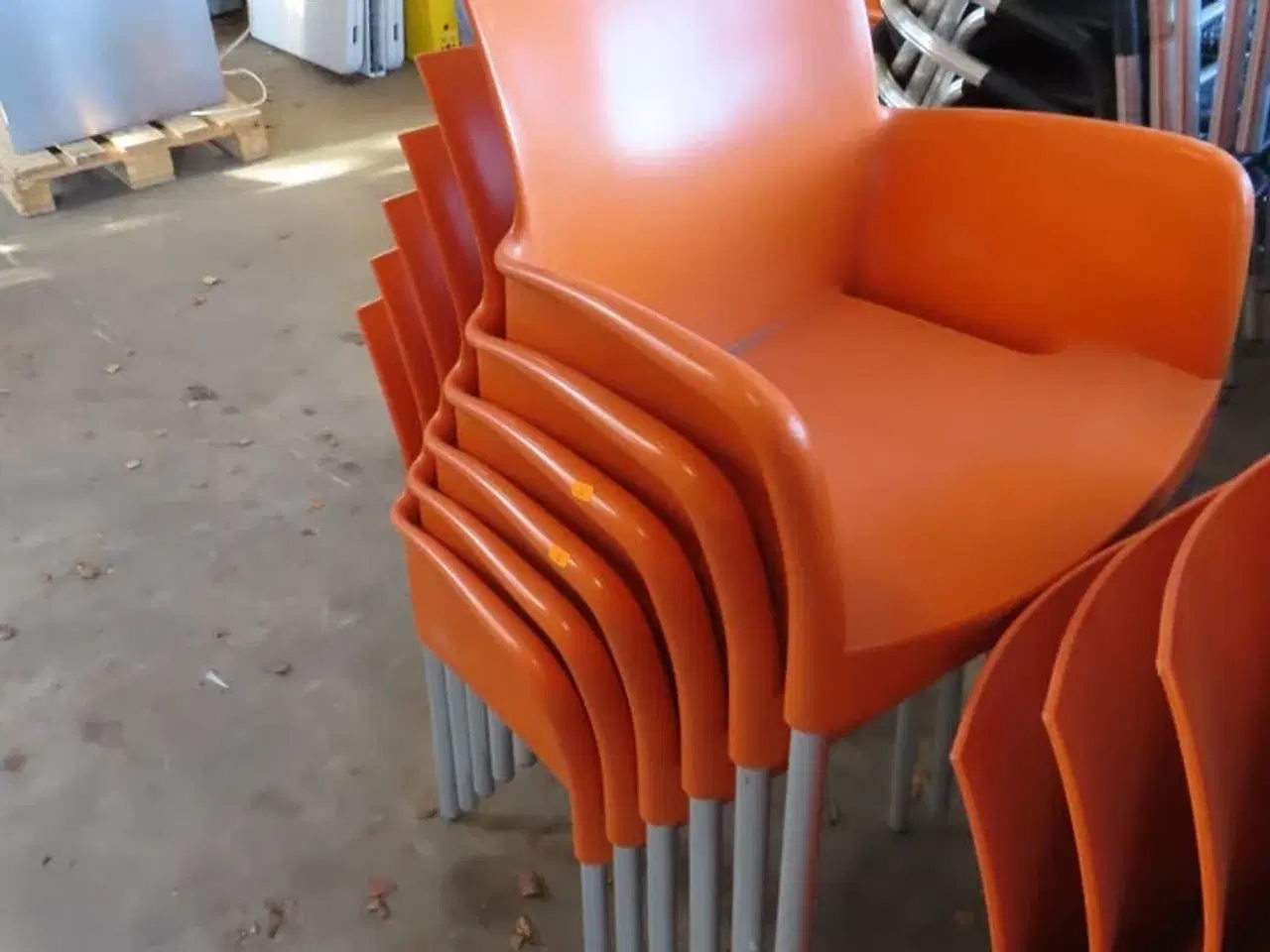 Billede 3 - 12 stk stabelbare udendørs stole, Orange
