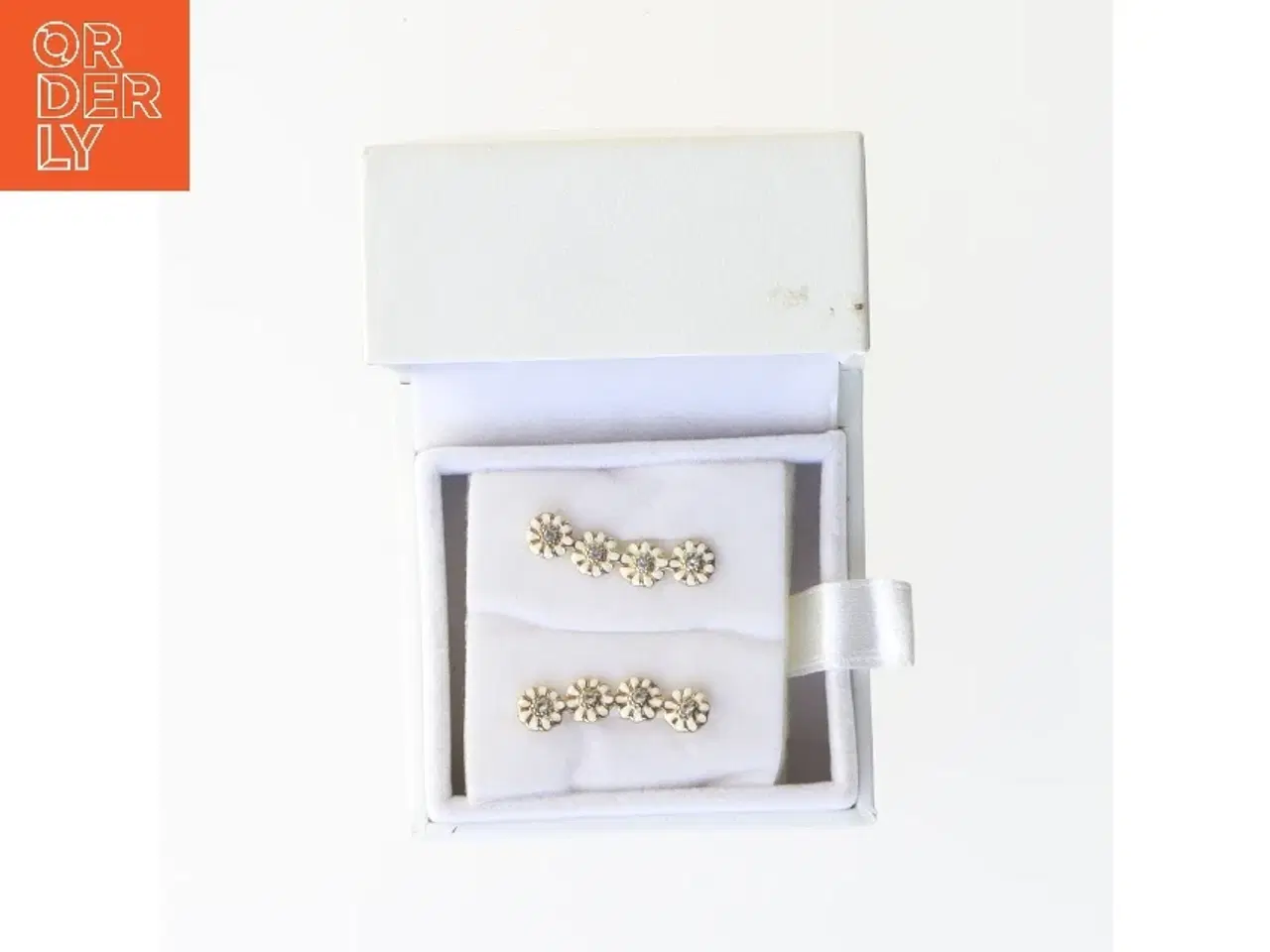 Billede 4 - Blomst-formet øreringe med sten fra Christina Jewelry & Watches (str. 2,5 cm)