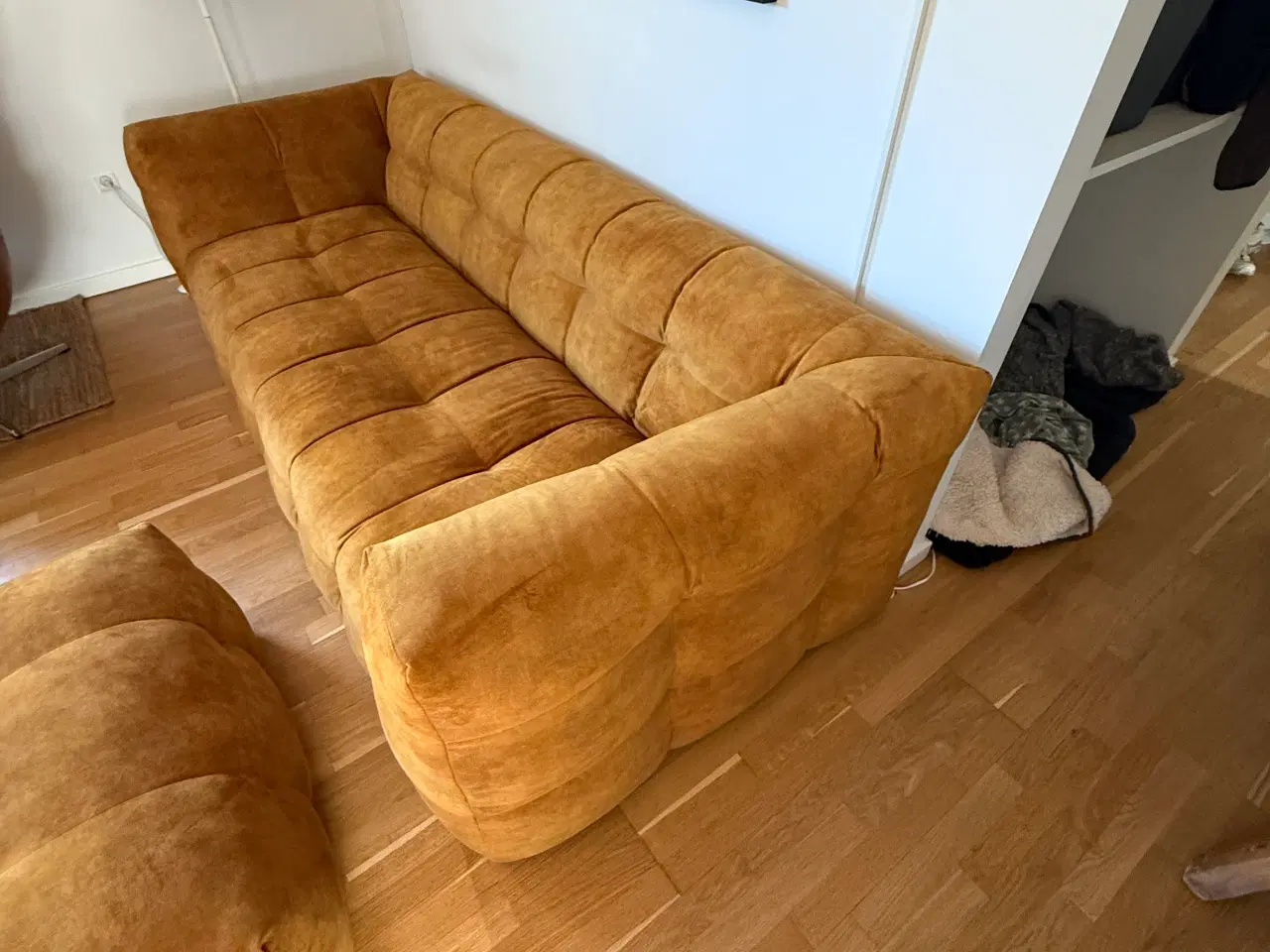 Billede 2 - Top-line Michelin guld sofa inkl. puf
