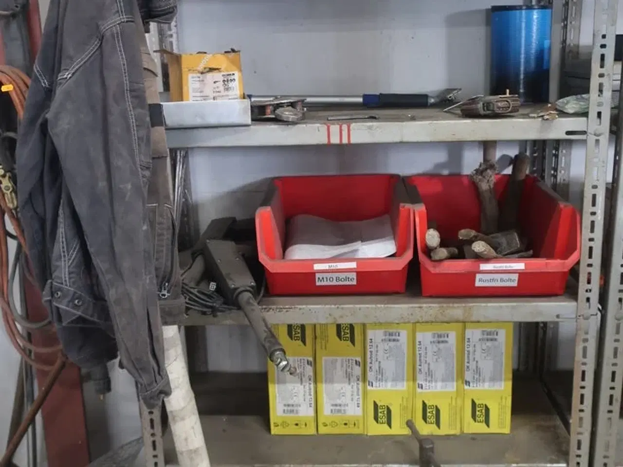 Billede 2 - 3 stk. lagerreoler med div. Værktøj, varelager, batterier m.m.