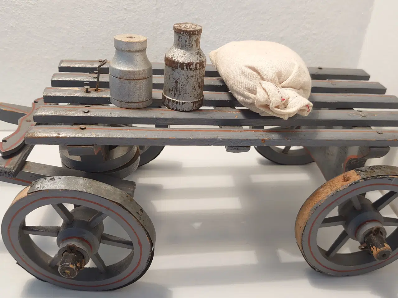 Billede 3 - Træhest med vogn, kornsæk og 2 junger. Ca 1930-40