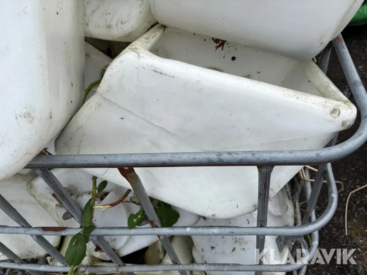 Billede 11 - Foderkrybber og inventar anslået 22 styk.