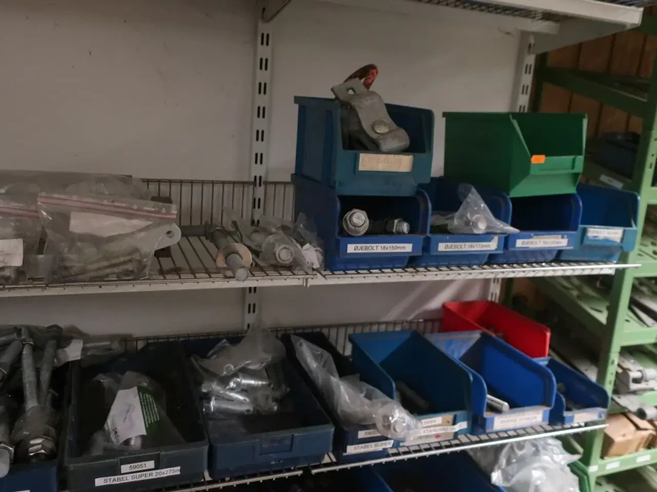 Billede 10 - 4+1 fag reoler inkl. indhold (hegnstilbehør m.v.) (se billeder)