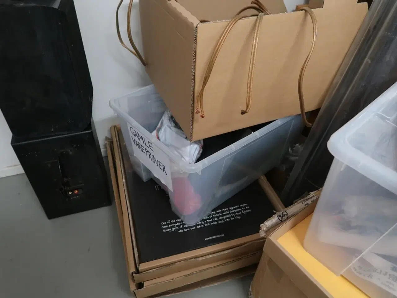 Billede 6 - Div. Elektronik, højtalere, skrivebord, merchandise m.m.