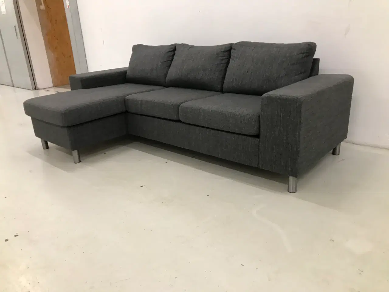 Billede 4 - Chaiselong sofa m/vendbar chaiselong mørke grå.