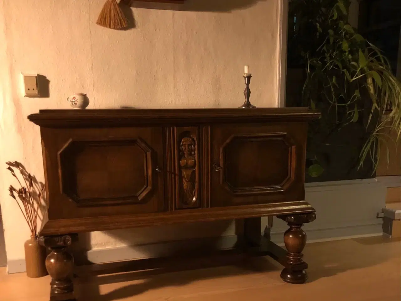 Billede 5 - Antik massivt egetræ skænk med udskæring