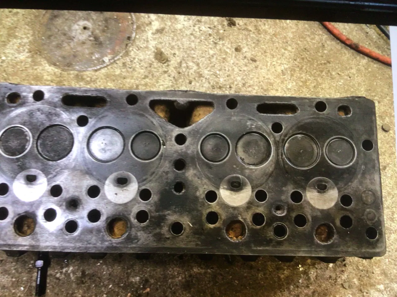 Billede 3 - En MF 35  FE 4 cylinder diesel topstykke 