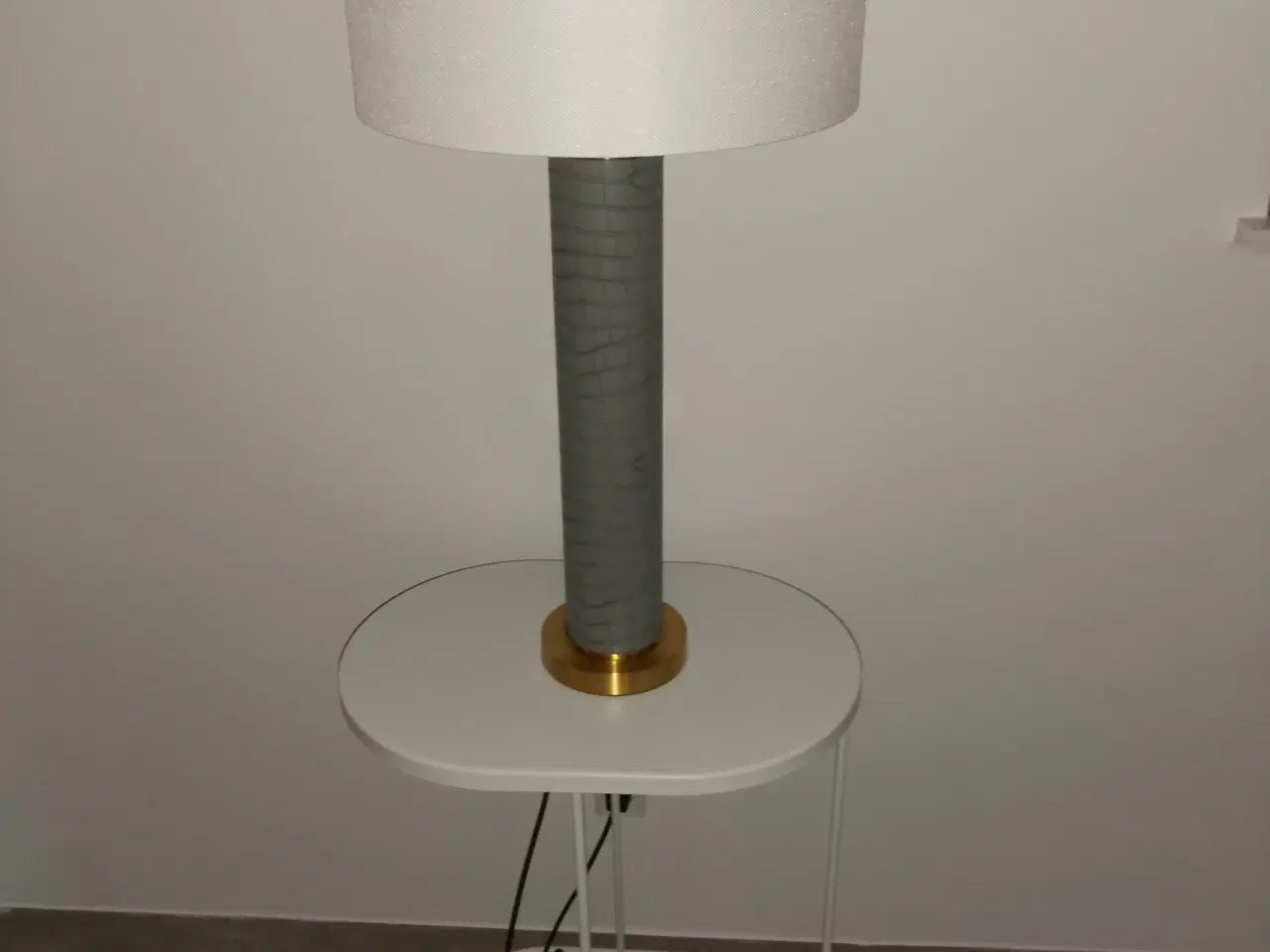 Billede 2 - 2 stk flotte bordlamper inkl borde. H: 76 cm