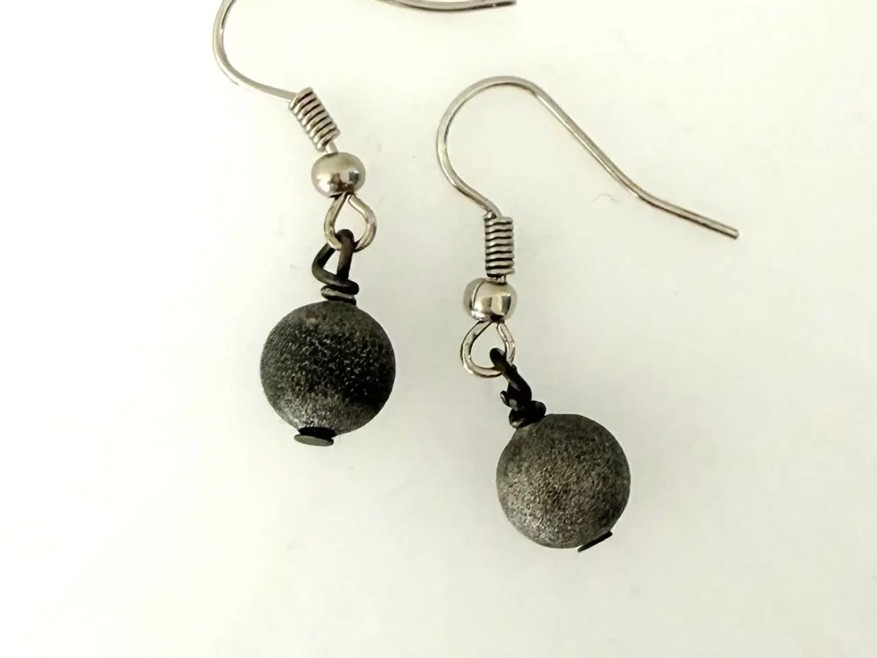 Billede 4 - Øreringe med oxyderede perler