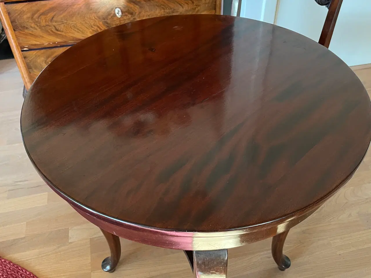 Billede 3 - Cafebord med 2 tilhørende stole i mahogni